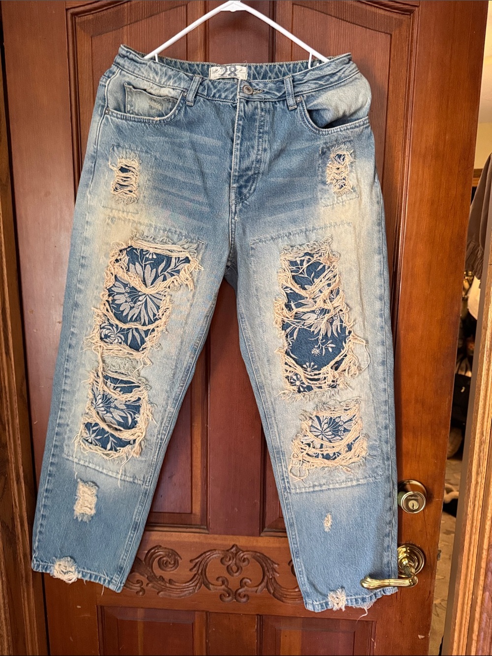 We The Free Distressed women’s Medium Blue Jeans with Navy Floral Inset